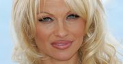 54-letnia Pamela Anderson BEZ MAKIJAŻU popija kawkę na ulicy (ZDJĘCIA)