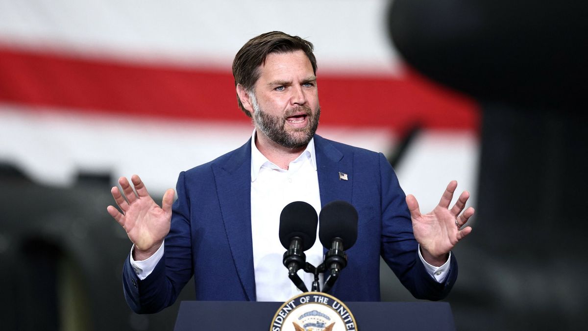 J.D. Vance z wizyt? w bazie RAF Fairford
US Vice President JD Vance delivers a speech during a visit to RAF Fairford, south west England on August 13, 2025. (Photo by HENRY NICHOLLS / AFP)
HENRY NICHOLLS