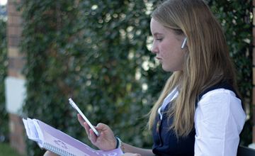 Polacy za zakazem smartfonów w szkołach podstawowych. Chcą też blokady social mediów dla młodszych dzieci