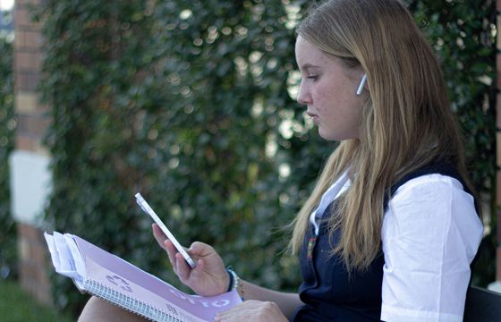 Polacy za zakazem smartfonów w szkołach podstawowych. Chcą też blokady social mediów dla młodszych dzieci