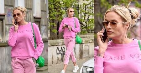Karolina Gilon cała na różowo peroruje przez telefon, lansując się na Marszałkowskiej (ZDJĘCIA)