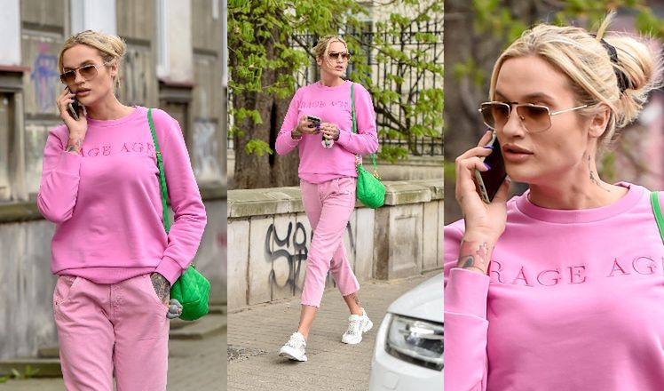 Karolina Gilon przechadza się po Warszawie