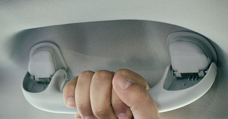 Jaką rolę pełni uchwyt w aucie? To cenne wsparcie dla pasażerów