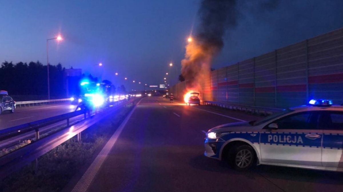 Funkcjonariusz policji zauważył płonący samochód. Natychmiast ruszył na pomoc osobom, które były w nim uwięzione 