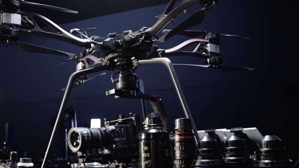 Storm od DJI - dron z ekipą filmową i ciężarówką w zestawie 1