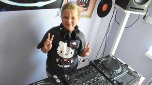 Dziesięciolatka "wymiata" za konsoletą! DJ Sky Mouse: Kiedy zaczynam grać, czuje szczęście i pozytywne emocje
