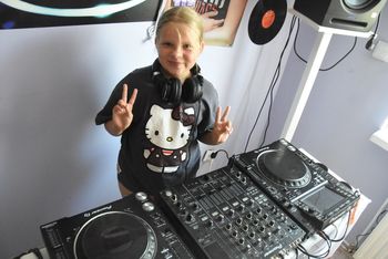 Dziesięciolatka "wymiata" za konsoletą! DJ Sky Mouse: Kiedy zaczynam grać, czuje szczęście i pozytywne emocje