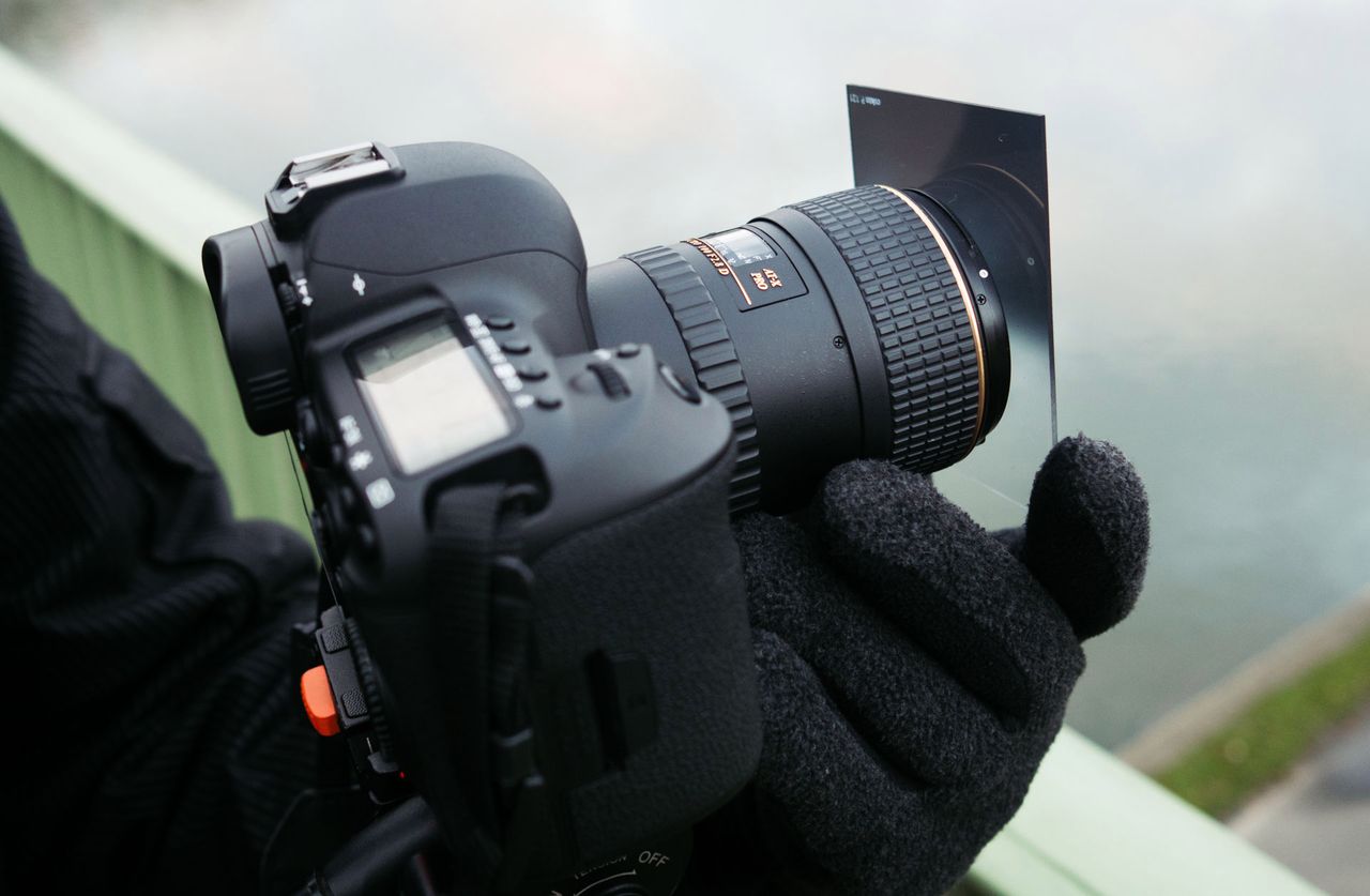 Na zdjęciu Canon EOS 5D Mark IV oraz Tokina AT-X 100 mm f/2.8 PRO D FX Macro z filtrem.
