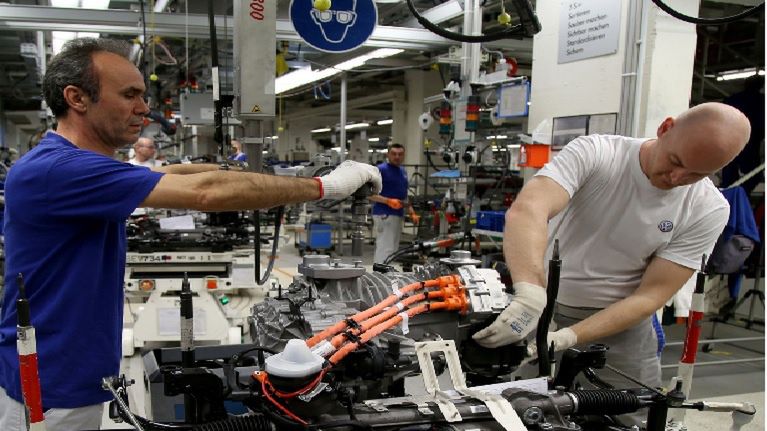 Władze VW chcą przenieść produkcję tańszych modeli aut dostawczych do Polski