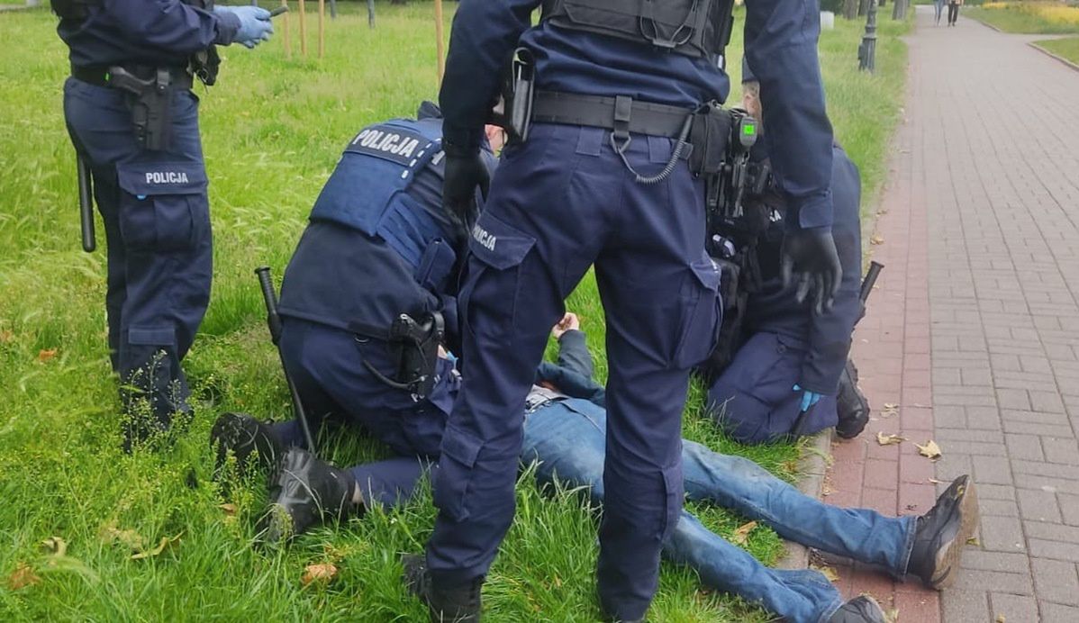 Warszawa: Stołeczni policjanci uratowali mężczyznę, który tracił funkcje życiowe