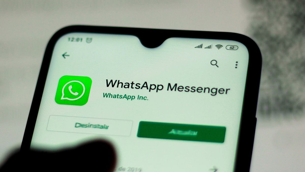 BRAZIL - 2019/12/11: In this photo illustration the WhatsApp logo is seen displayed on a smartphone. (Photo Illustration by Rafael Henrique/SOPA Images/LightRocket via Getty Images)
