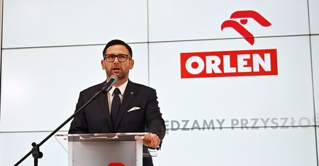 Orlen sprzedaje stacje Lotosu Węgrom. "Ta informacja dodaje pikanterii"