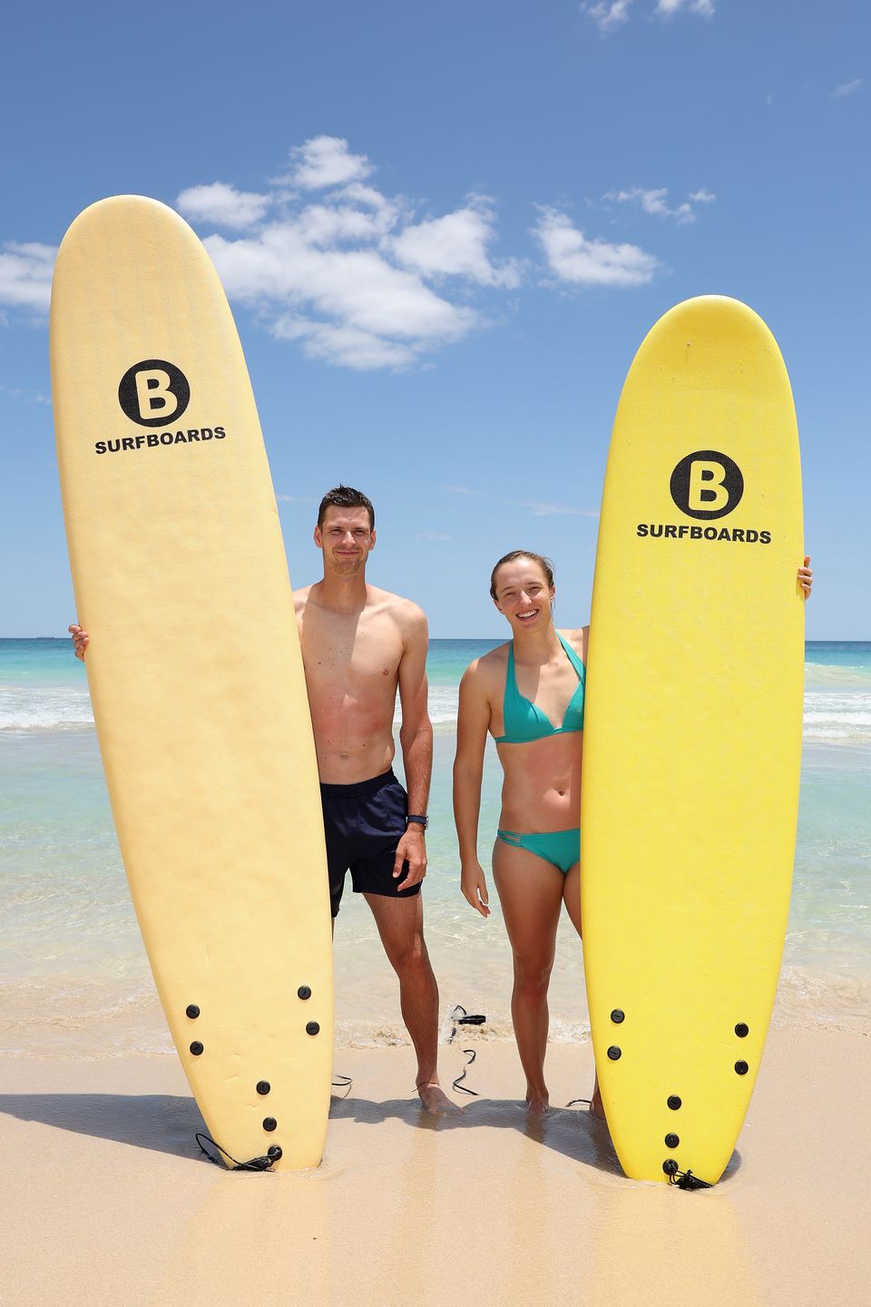 Iga Świątek i Hubert Hurkacz uczą się surfować na plaży w Perth