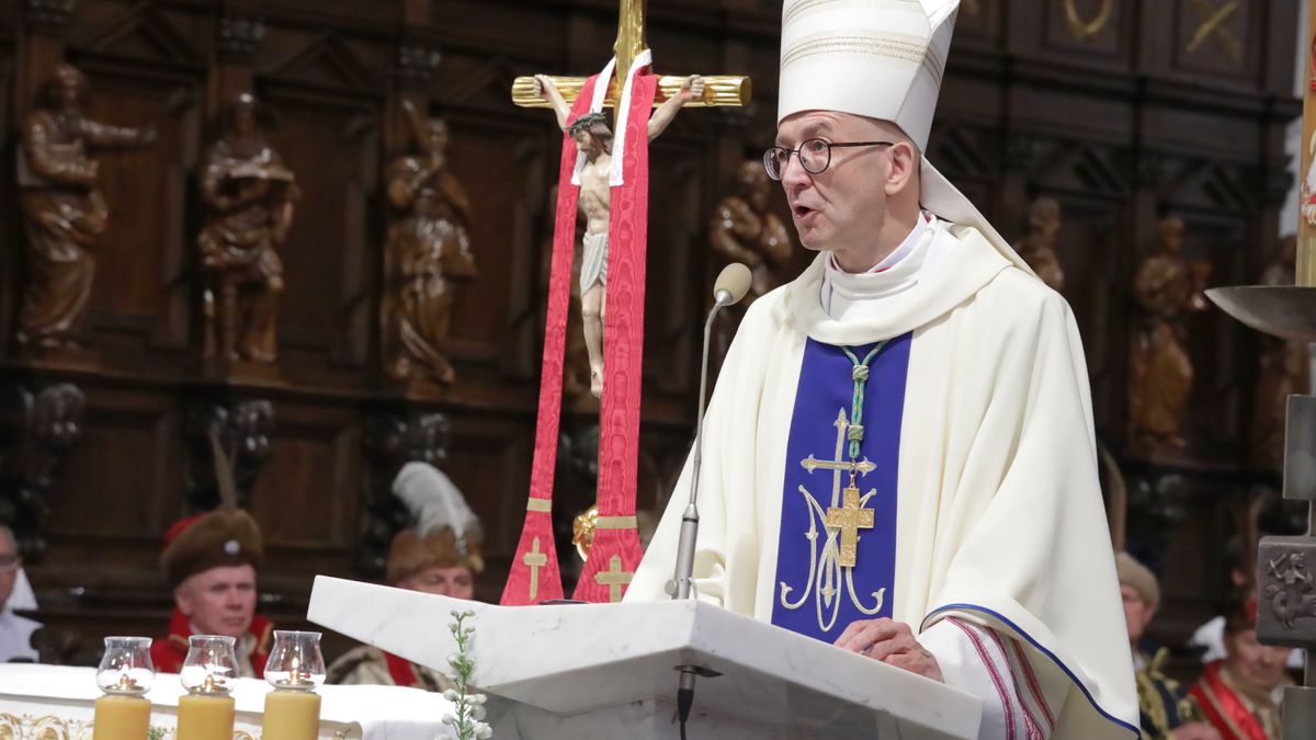 Warszawa, 03.05.2025. Metropolita warszawski abp Adrian Galbas przewodniczy mszy świętej z okazji rocznicy uchwalenia Konstytucji 3 Maja, 3 bm. w archikatedrze św. Jana Chrzciciela w Warszawie. (sko) PAP/Tomasz Gzell