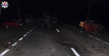 Leszczanka: Audi wjechało w rozrzutnik. Dwie osoby w szpitalu