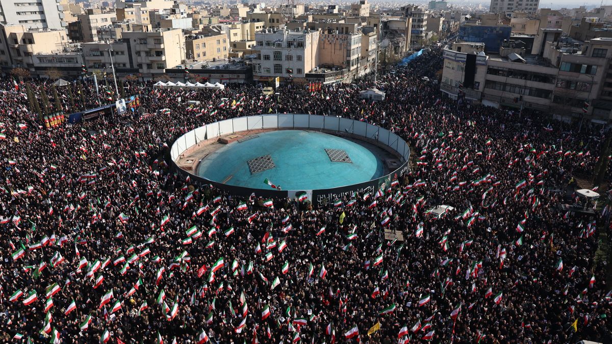 Iranians gather at Enqelab Square to show support for the newly appointed Supreme Leader Ayatollah Mojtaba Khamenei in Tehran, Iran, 09 March 2026. The late Supreme Leader Ayatollah Ali Khamenei was killed during a joint Israeli and US military operation across Iran in the early hours of 28 February 2026. EPA/ABEDIN TAHERKENAREH Dostawca: PAP/EPA.