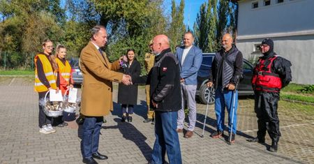 Ratują i uczą bezpieczeństwa w Legnicy. OSP Pinoter dostała bus od miasta
