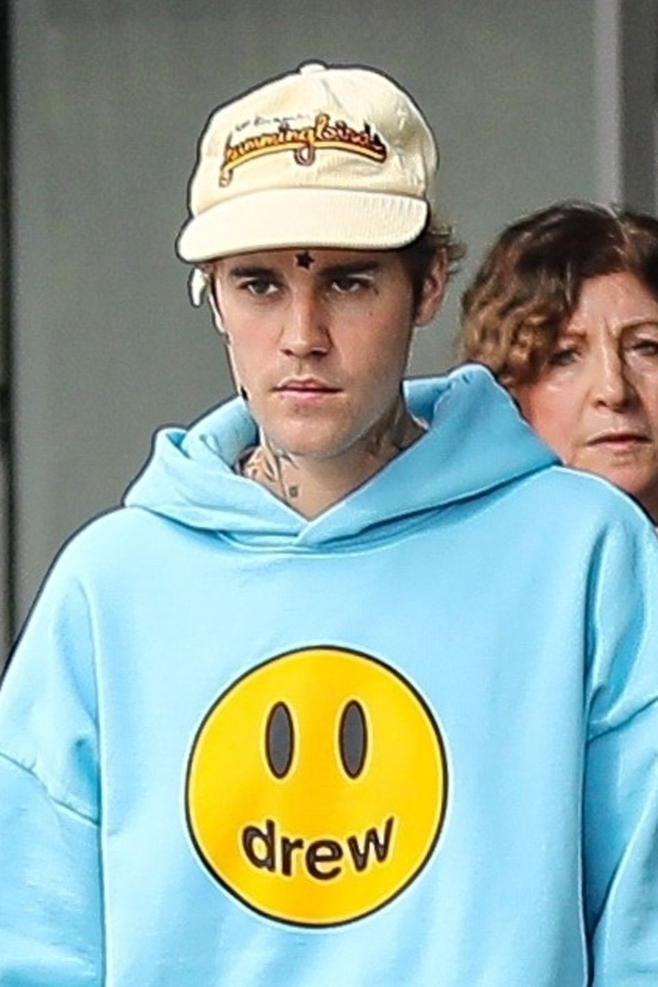 Justin Bieber i Hailey Bieber spacerują w codziennych stylówkach