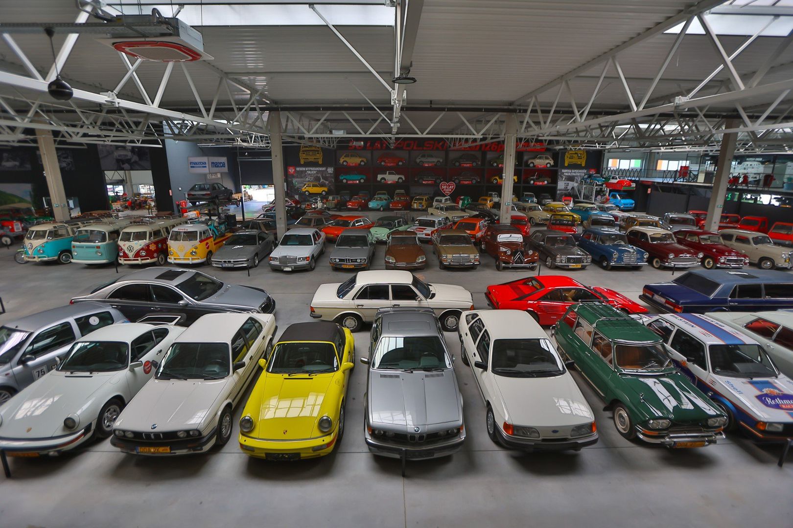Muzeum Motoryzacji Wena w Oławie to największe prywatne muzeum motoryzacyjne w Polsce i jedno z największych w Europie Środkowej. Na powierzchni 7 tys. mkw. zobaczyć można imponującą kolekcję blisko 300 zabytkowych samochodów, 150 motocykli oraz 100 rowerów. Ekspozycja obejmuje pojazdy z różnych epok, od klasyków przedwojennych po ikony PRL-u, takie jak Fiat 126p czy Mercedes-Benz W113 „Pagoda” .