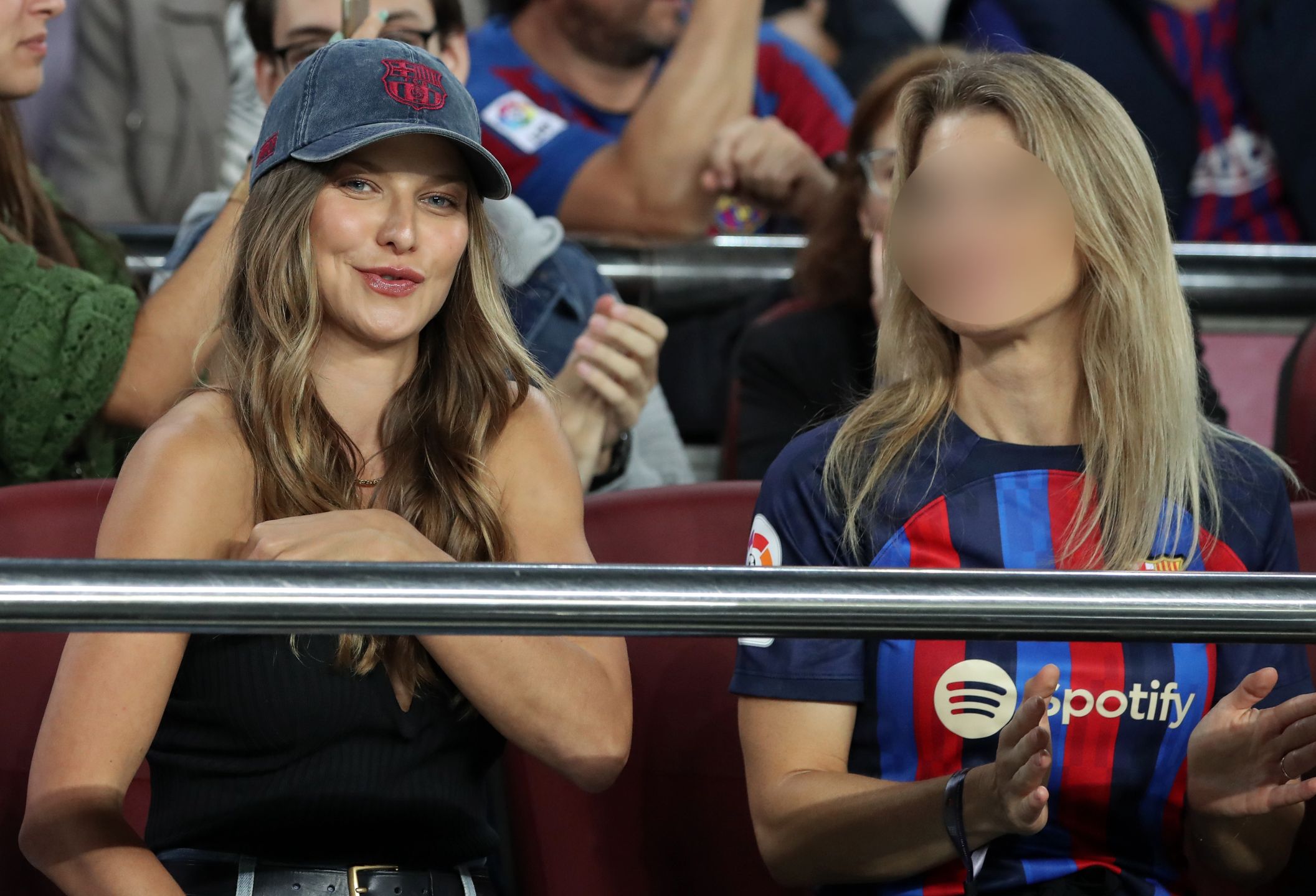Anna Lewandowska kibicuje Robertowi w czapce FC Barcelona