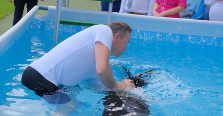 Kongres Świadków Jehowy na Arenie Lublin. Chrzest przyjęło ponad 50 wiernych. Zobacz zdjęcia
