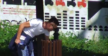 Reporter TVP rozrzucał śmieci na placu Lecha Kaczyńskiego. Przegapił monitoring