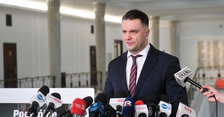 Łukasz Mejza: Załatwiłem 800 mieszkań i 33 miliony. Rząd i urzędnicy: To nieprawda