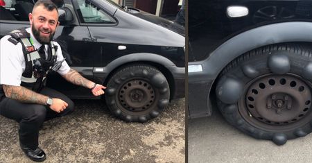 Na boku opony bąble wielkości jabłka. Angielski policjant zrobił sobie pamiątkowe zdjęcie