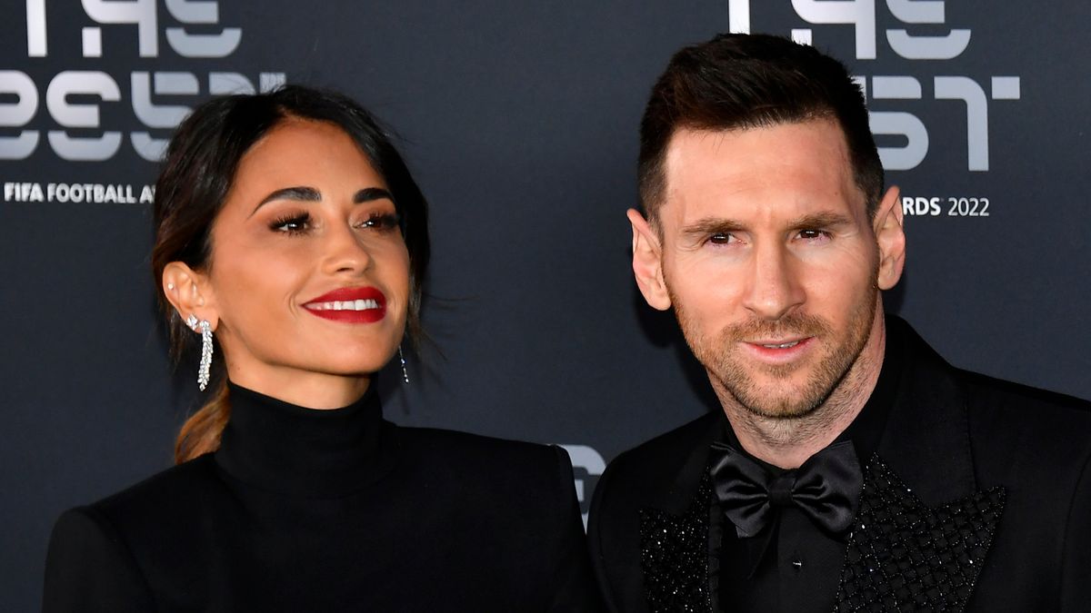 Żona Leo Messiego wdzięczy się na gali z mężem i torebką-kwiatem
