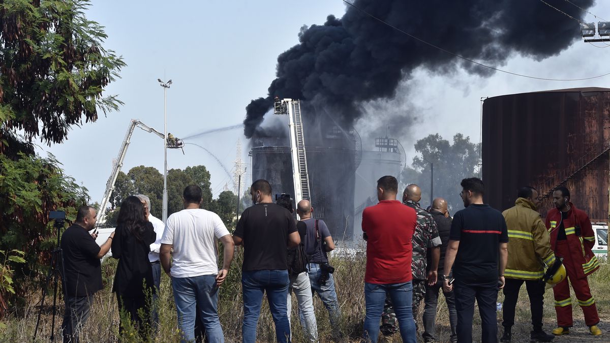 W Libanie - jednym z najbiedniejszych krajów świata - brakuje ropy do produkcji prądu. Energii nie ma nawet przez 22 godziny na dobę, na dodatek spłonęła część rafinerii w Zahrani 