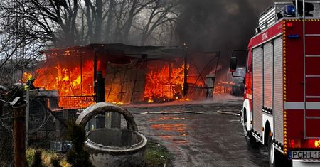 Heroiczna akcja w Chodzieży: Policjanci ratują życie z płomieni!