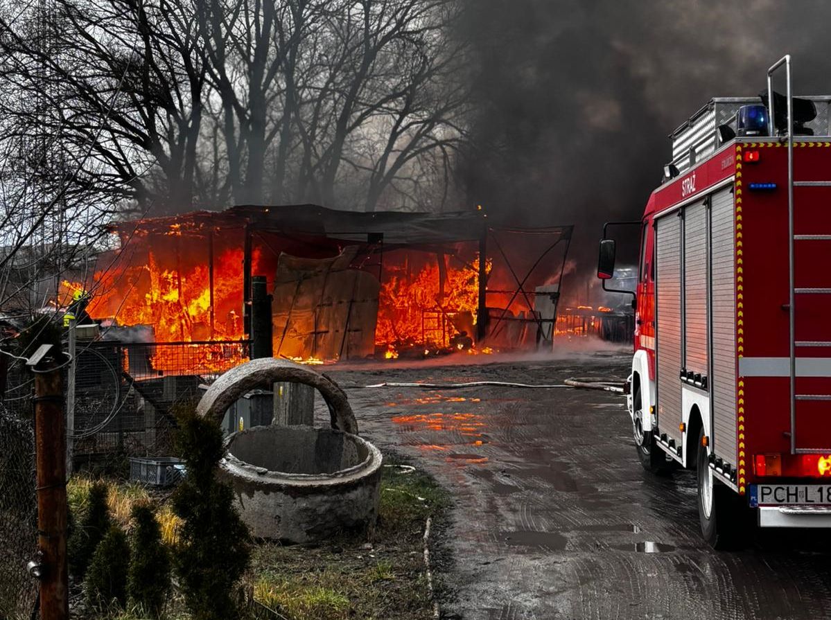 Heroiczna akcja w Chodzieży: Policjanci ratują życie z płomieni!