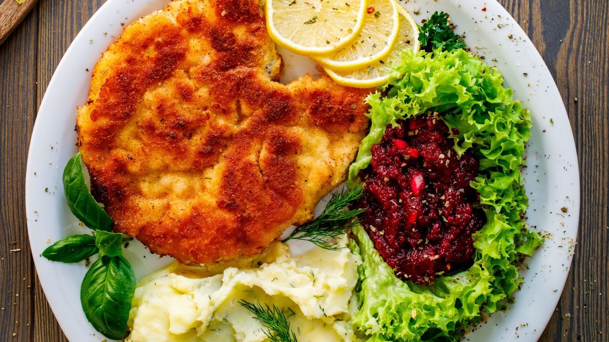 Złocisty kotlet w panierce z dodatkiem mąki kukurydzianej