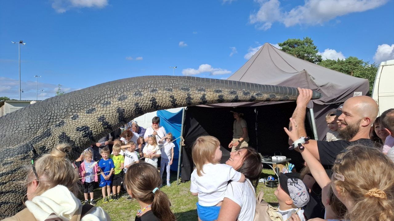 Piraci i dinozaury pod CRS-em. Prehistoryczny gad spacerował wśród zielonogórzan i dał się głaskać!
