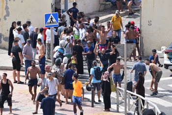 Migranci paraliżują hiszpańską Ceutę. Dramatyczny apel służb