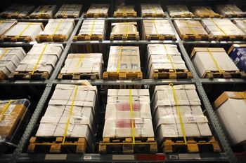 Więzienie za oszustwo na palety z ubraniami. Straty sięgają 10 tys. zł