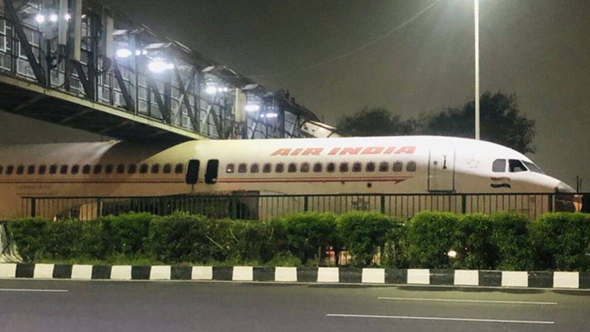 Samolot utknął pod wiaduktem w Delhi 