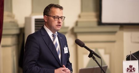 Romanowski zatrudnia z Węgier. Pytany o to obraża dziennikarza WP