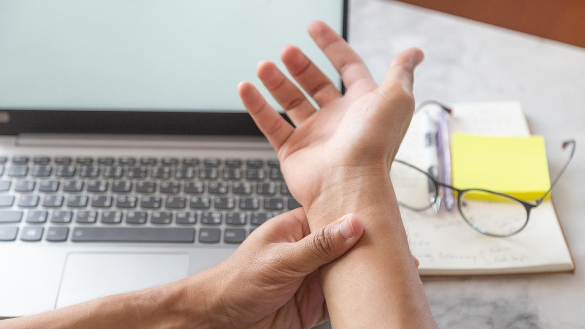 Zespół cieśni nadgarstka, inaczej zespół kanału nadgarstka lub cieśń nadgarstka, to choroba charakteryzująca się nieprawidłowym funkcjonowaniem nerwów w nadgarstku i ręce