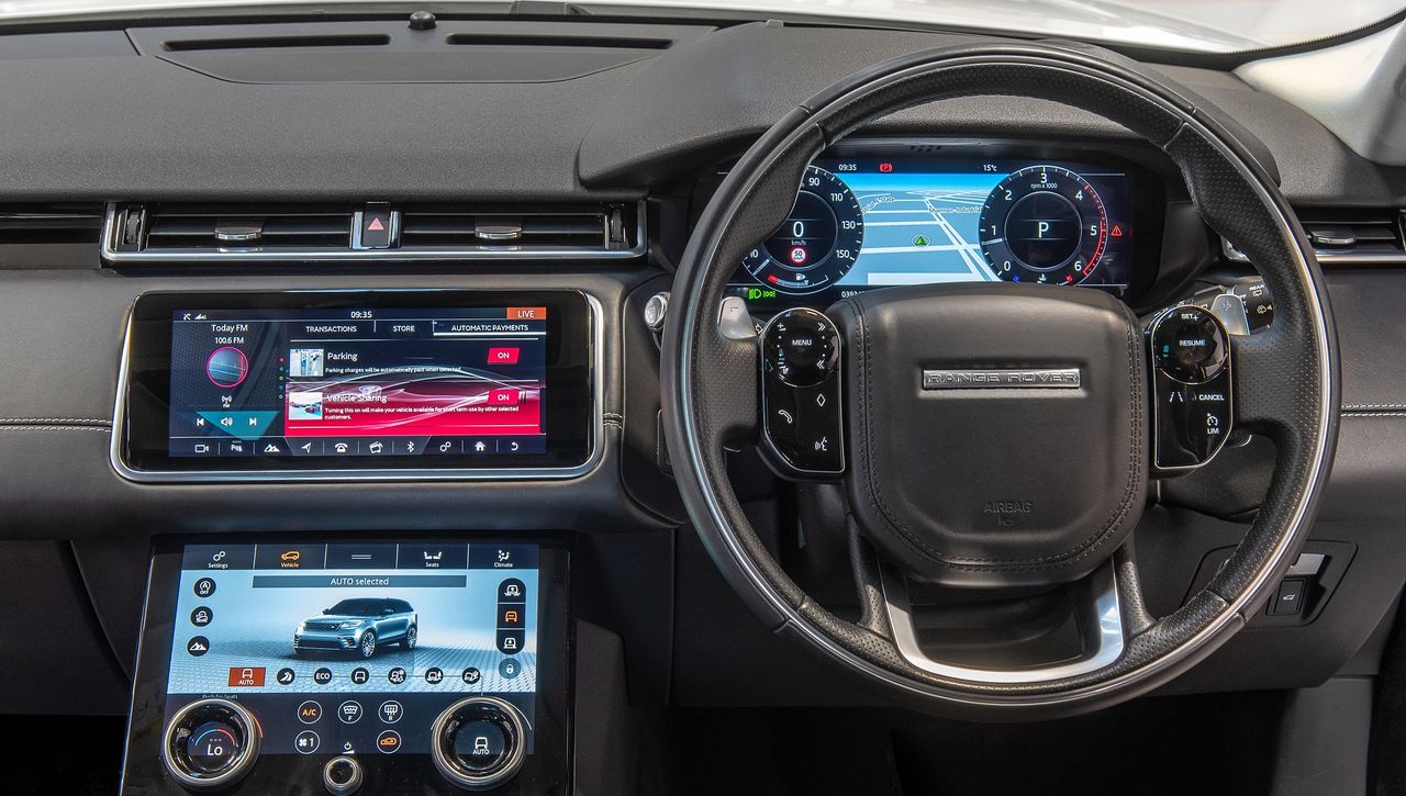Nową technologię obsługuje się przez menu na centralnym wyświetlaczu (fot. Jaguar Land Rover)