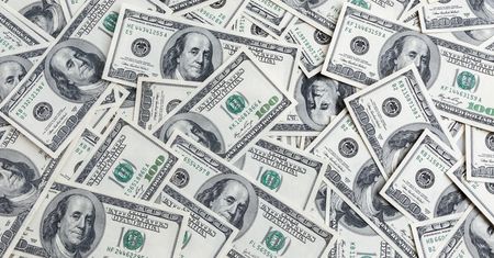 Dolar spadł do najniższego poziomu od roku