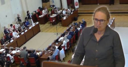 Radny uderzył w przewodniczącą. "Nie byłam w żadnym saloniku"