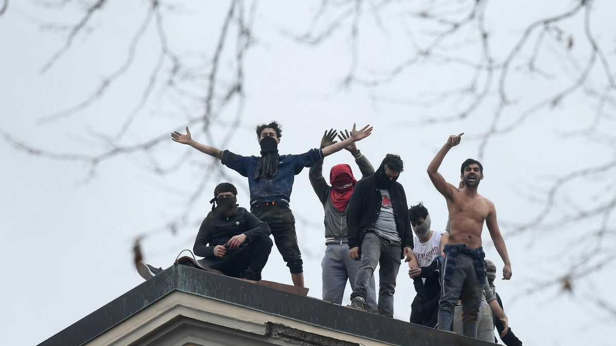 Więźniowie na dachu więzienia San Vittore w Mediolani