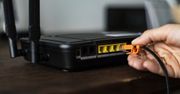 Trzymasz router w tym miejscu? Nie dziw się, że kiepsko działa
