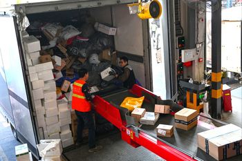 Chiński gigant kurierski może wejść do Polski. Już szuka pracowników