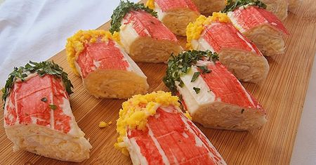 Roladki z paluszków krabowych. Super przekąska w kilka minut