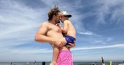 Polski gwiazdor na plaży z synem. Tak bawi się na wakacjach