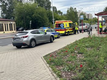 Nieczynna sygnalizacja świetlna i zderzenie rowerzystki z autem. Na miejscu pogotowie