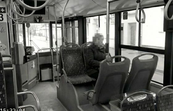 Ogólnopolskie media nabrały się na historię znieważonej seniorki. Zdjęcie powstało w AI