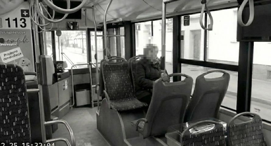 Ogólnopolskie media nabrały się na historię znieważonej seniorki. Zdjęcie powstało w AI